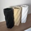 Prążkowany, Zakręcony Wazon Ozdobny Japandi